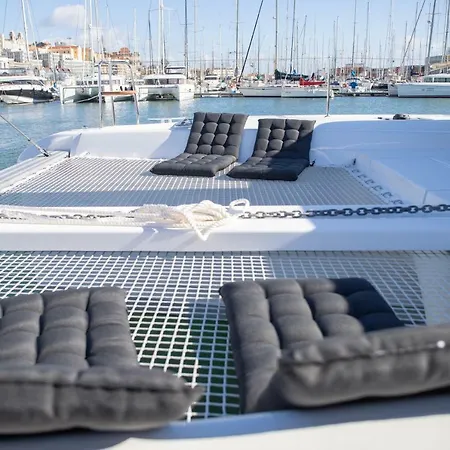 Seaview Suites Marina Úszó hotel