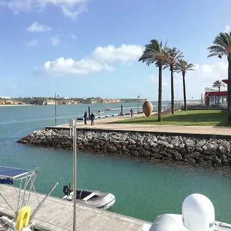 Seaview Suites Marina Hotel na wodzie