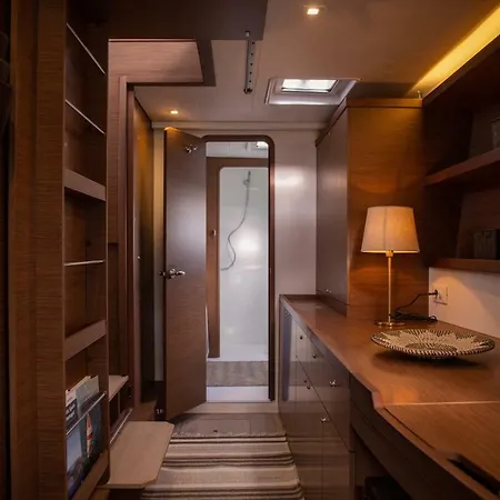 Botel Seaview Suites Marina *