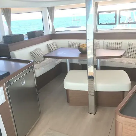 Botel Seaview Suites Marina